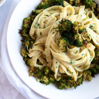 Make this easy vegan creamy broccoli pasta for dinner tonight! It's healthy, comforting, and requires ZERO cashew-soaking time. Blend, heat, and pour over pasta! #vegan #pasta #broccoli #veganrecipe // plantpowercouple.com
