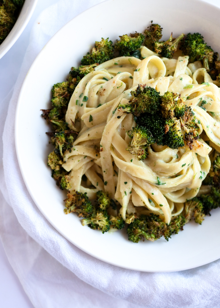 Make this easy vegan creamy broccoli pasta for dinner tonight! It's healthy, comforting, and requires ZERO cashew-soaking time. Blend, heat, and pour over pasta! #vegan #pasta #broccoli #veganrecipe // plantpowercouple.com