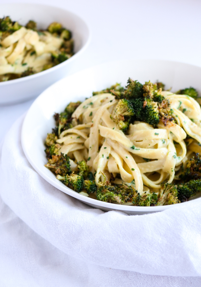 Make this easy vegan creamy broccoli pasta for dinner tonight! It's healthy, comforting, and requires ZERO cashew-soaking time. Blend, heat, and pour over pasta! #vegan #pasta #broccoli #veganrecipe // plantpowercouple.com
