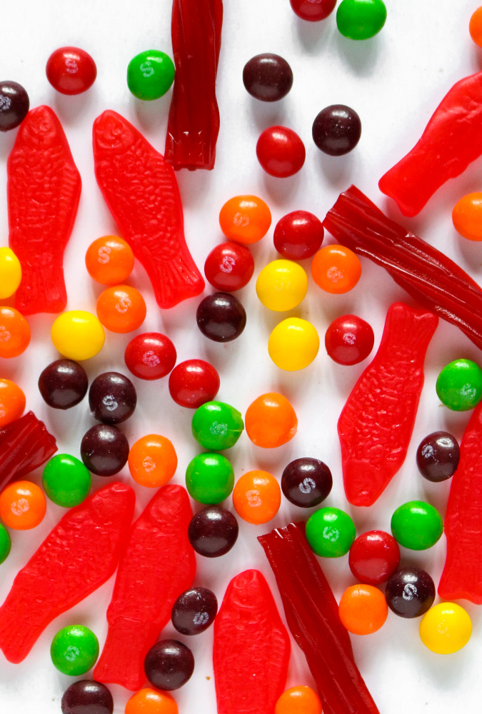Vegan Candy Guide for Halloween, parties, or just any old time! This comprehensive guide includes helpful info on what store-bought candies are free of animal ingredients and suitable for vegans! // plantpowercouple.com