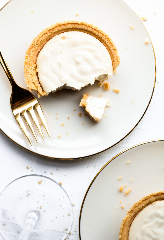 This easy vegan champagne cheesecake recipe is the perfect way to celebrate! Made with 7 simple ingredients, these tofu-based desserts combine the classic flavor of cheesecake with the celebratory spirit of champagne so perfectly I could cry! #vegan #cheesecake #dairyfree #tofu // plantpowercouple.com
