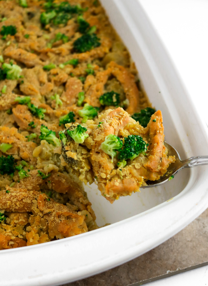 This easy vegan chicken and rice casserole is going to rock your busy winter weeknights. It's rice and veggies and gravy all cooked up and topped with meaty soy curls. Just dump, bake, and enjoy. #vegan #casserole #broccoli #soycurls #rice #veganrecipes // plantpowercouple.com