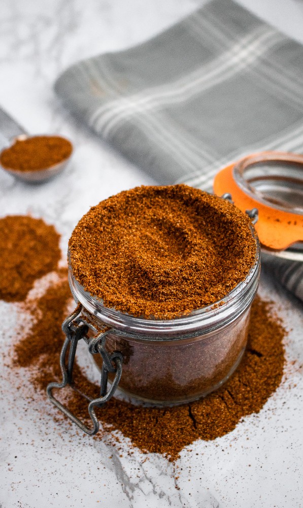 This homemade chili seasoning is simple, requiring only 11 common spices + less than 10 min. It’s perfect for chili, popcorn, tofu scramble, and soups! #vegan #veganrecipe #chili #spicemix #seasoning // plantpowercouple.com