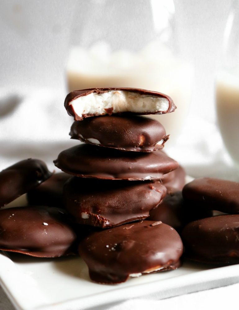Homemade Vegan Peppermint Patties made with Baileys Almande - an easy no-bake treat that's beyond perfect for the holidays, summer, St Patrick's Day, Valentine's Day, or really ANY time! // plantpowercouple.com #vegan #dessert #recipe #chocolate #baileys