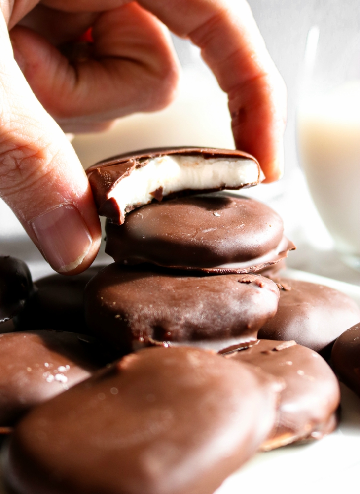 Homemade Vegan Peppermint Patties made with Baileys Almande - an easy no-bake treat that's beyond perfect for the holidays, summer, St Patrick's Day, Valentine's Day, or really ANY time! // plantpowercouple.com #vegan #dessert #recipe #chocolate #baileys