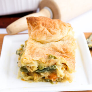 This vegan pot pie casserole is a quick, easy, and delicisously vegan version of the chicken pie I fell in love with in London back in the 90s. Made with tremendously simple and easily found ingredients, the hardest part of this dish is waiting for it to be done cooking! #vegan #vegetarian #vegandinner #potpie #soycurls #veganrecipes // plantpowercouple.com
