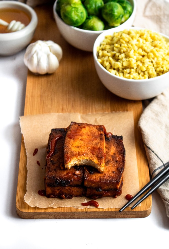 Sweet Chili Tofu Cutlets: Get this simple tofu recipe on your weekly rotation STAT! Tender, frozen-and-pressed tofu is marinated in an intoxicating combination of spicy sriracha and sweet agave with a kick of fresh garlic and baked ‘til crisp on the outside + meaty on the inside. #vegan #tofu #tofumarinade # vegetarian // plantpowercouple.com