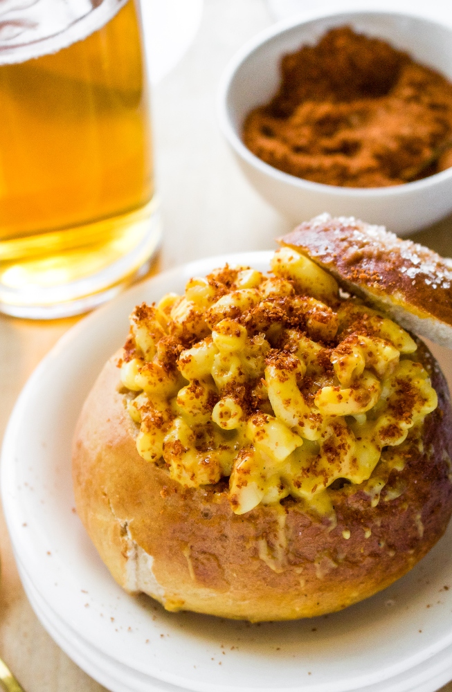 This vegan bacon mac and cheese is made with an easy cashew-free vegan beer cheese sauce and topped with crumbled vegan bacon. The cheesy flavor and ooey gooey texture will blow your mind! It’s also easy to make gluten-free and includes an oil-free option. #vegan #veganmacandcheese #veganbacon #vegancheese #plantbased #vegandinner #veganlunchideas
