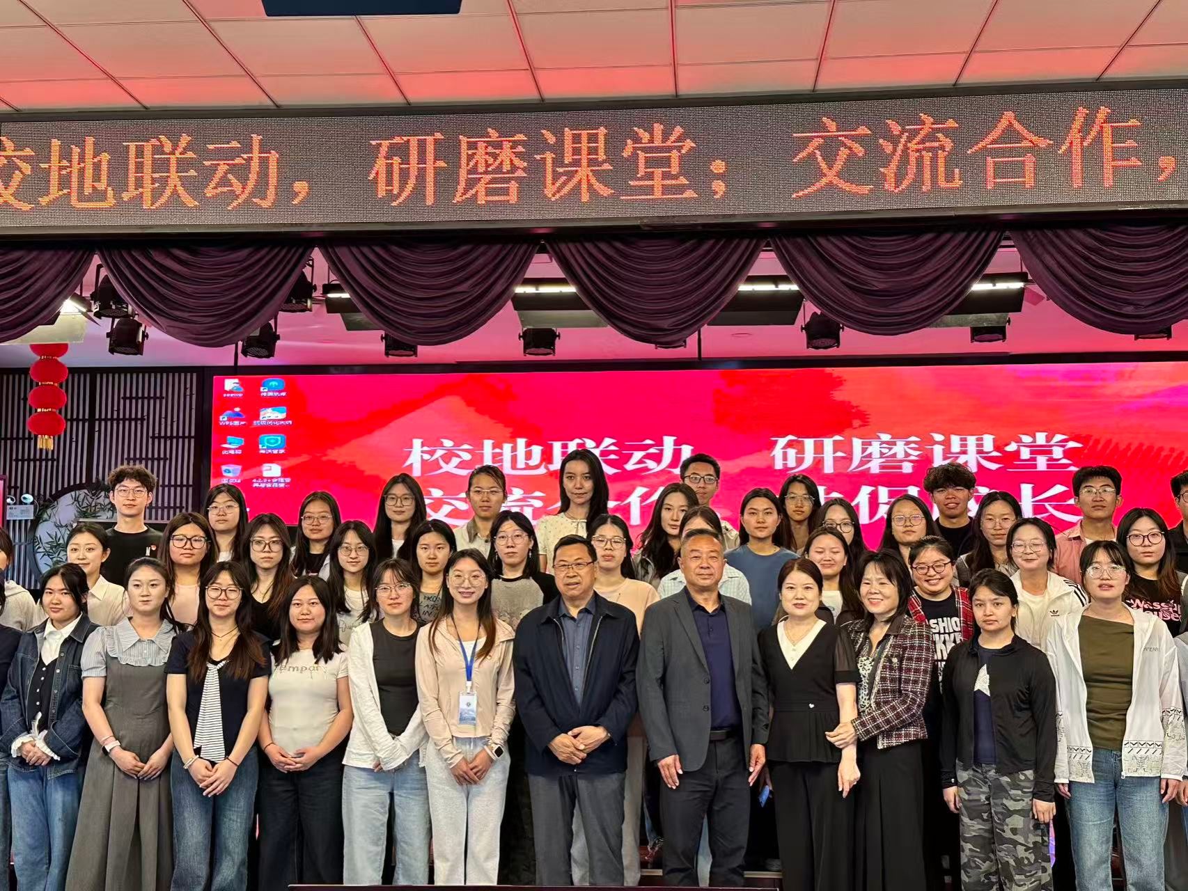 合影留念 昌吉州第五中学党总支书记陶刚