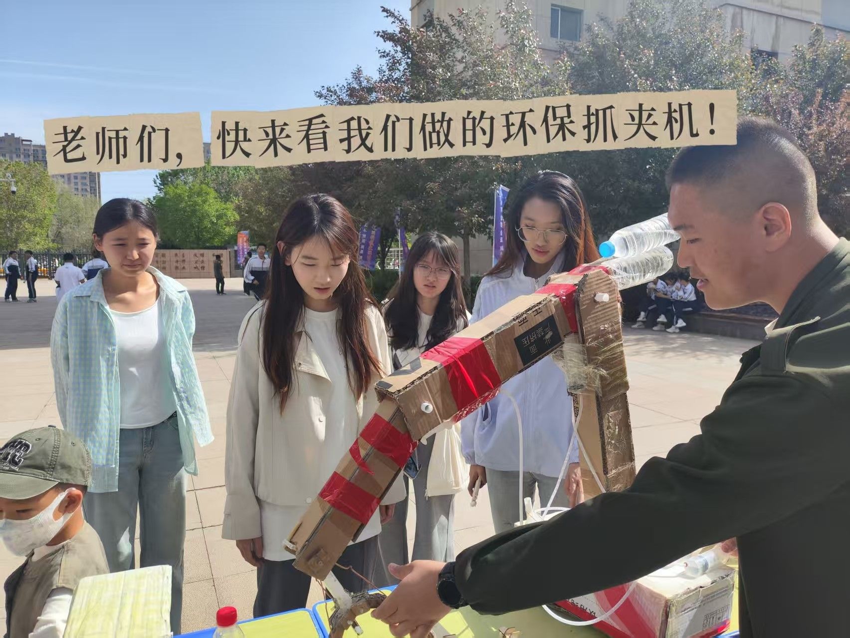 科创制作与航模调试活动现场 马子婷同学担任讲解员