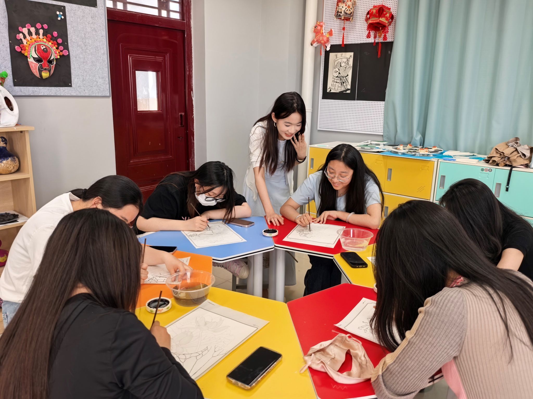 昌吉市第一小学活动现场 走进昌吉州美术馆