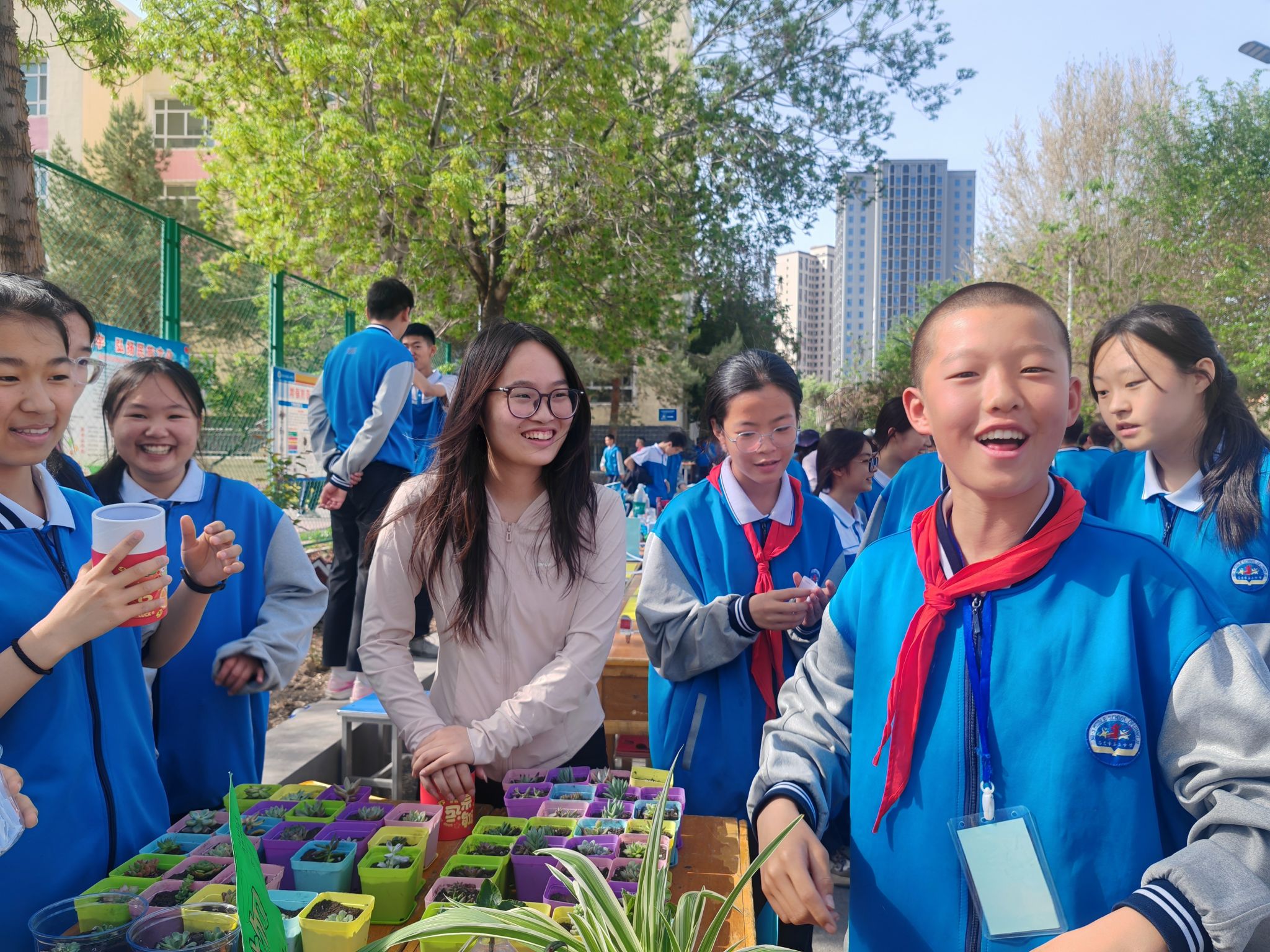 昌吉市一中“花朝节”活动现场 来自昌吉市第一小学的实习生李星叶