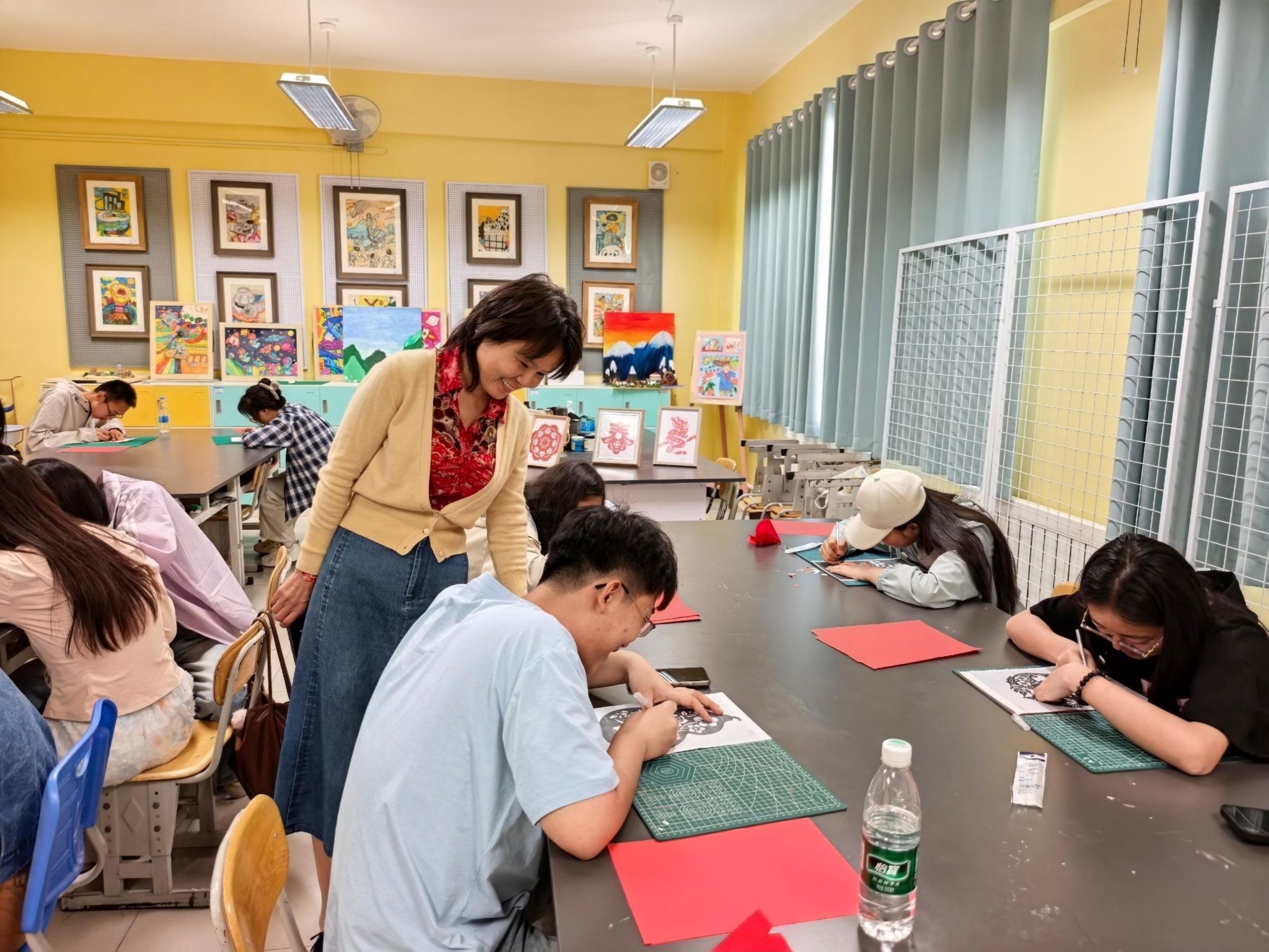 昌吉市第一小学活动现场 在带队指导教师开云app登录入口与中