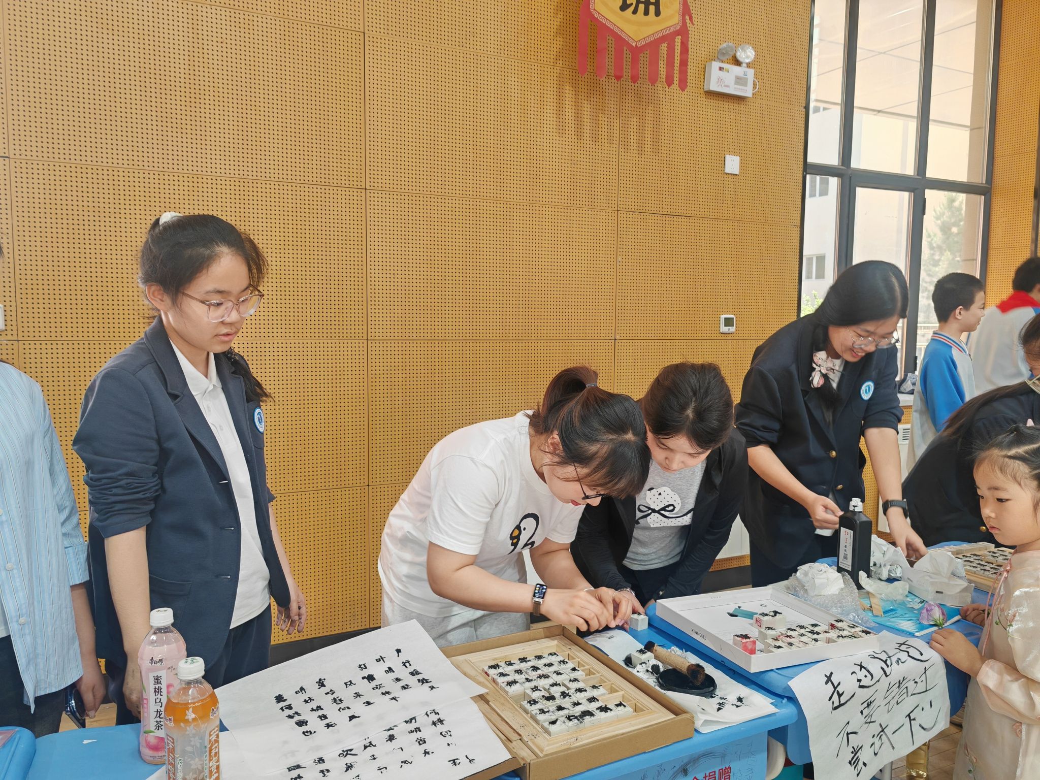 昌吉市一中“花朝节”活动现场 昌吉州非物质文化遗产展厅”