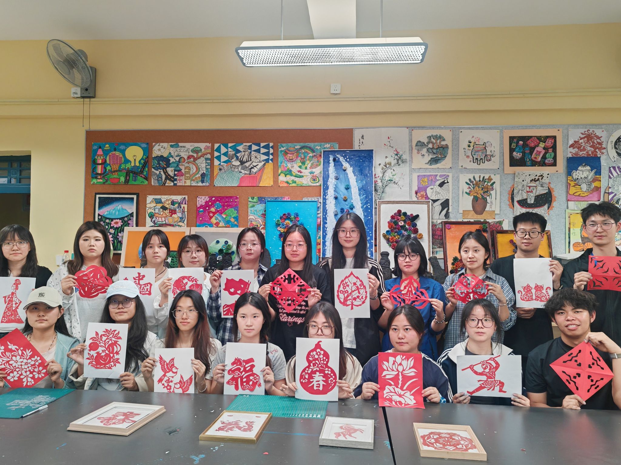 昌吉市第一小学活动现场 鉴赏非遗之美